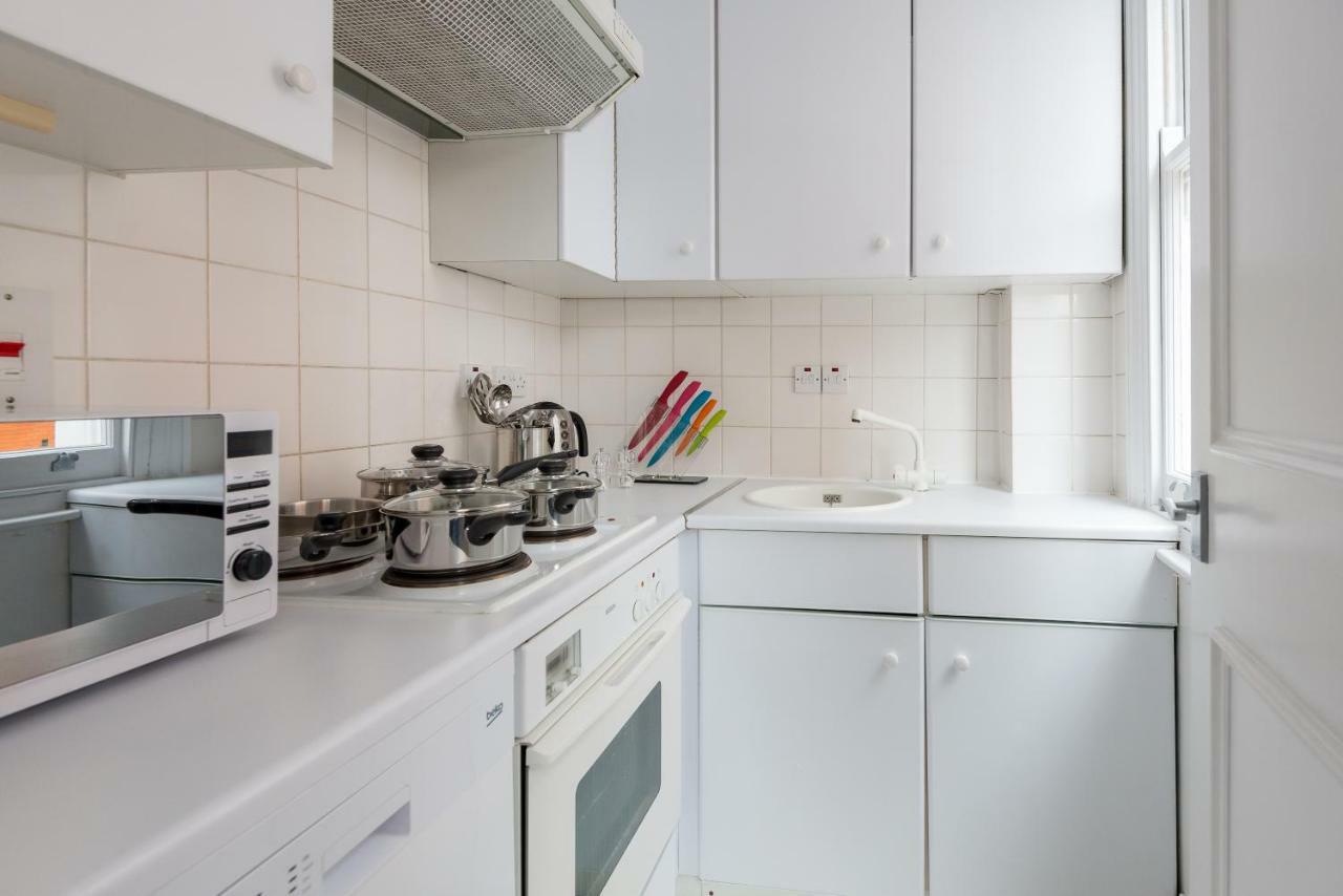 One Bedroom High Street Kensington Apartamento *